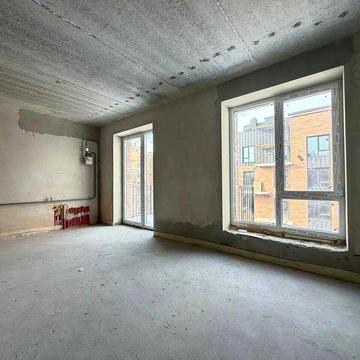 Трикімнатна з балконом та терасою поруч озера та парку