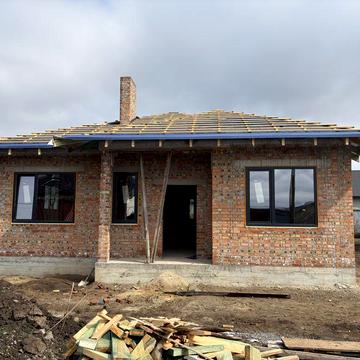 Сучасний будинок у селі Боратин.