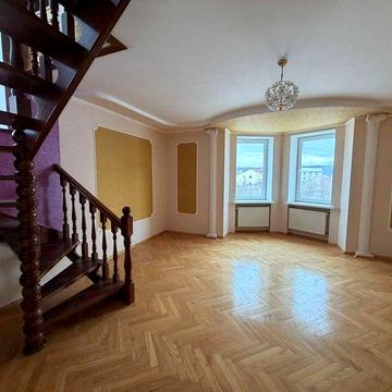 Продається 2-х рівнева квартира, 5 кімнат, р-н лікарні, м. Трускавець!