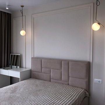 Будинок біля озера і парку