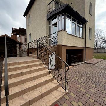 Продам добротний, господарський будинок