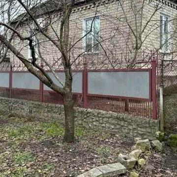 Продам дуже добротний будинок в самому центрі Романково.