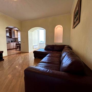 Продаж 3 кімнатна квартира біля метро Берестейська, поруч центр