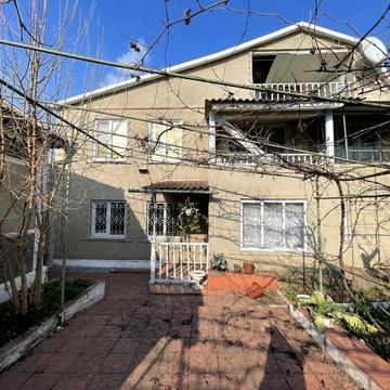 Двоповерховий будинок на центральному ринку