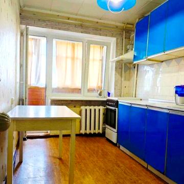 Продам трехкомнатную в газовой шестнадцатиэтажке в центре.