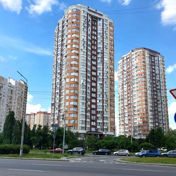 Анни Ахматової вул., 32/18