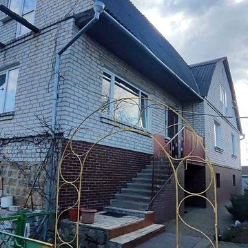 Продається частина будинку.Три роздільні кімнати.Гараж.10 соток приват\землі