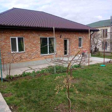 Здається невеликий будинок  на Правому  березі