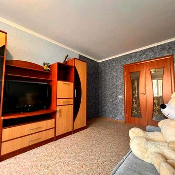 Продаю затишну та простору 3 к кв на першому поверсі в районі ПЗР