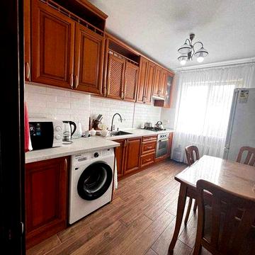 Трехкомнатная квартира с ремонтом на среднем этаже,Бочарова/Крымская