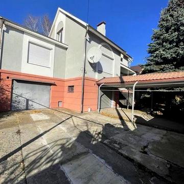 Дом в городе .