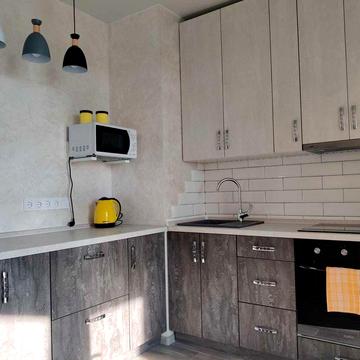 Современная евродвушка с мебелью и техникой в новом доме на Левитана