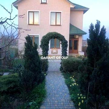 Просторий будинок з  ділянкою 10 соток