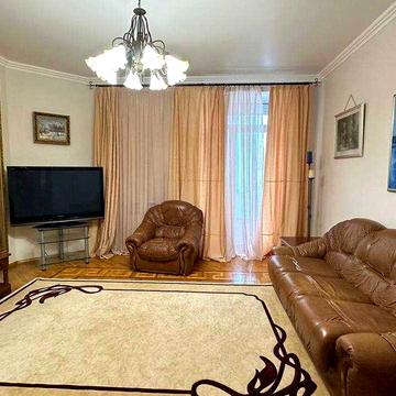 Сдам просторную 4-комнатную квартиру в центре города