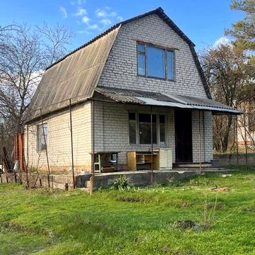 Дачний будинок з видом на річку Дніпро