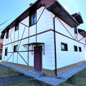 Новий,добротній будинок в тихому та обжитому місці.Від Києва 45км.