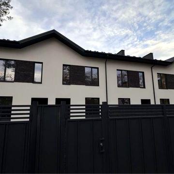 Нові таунхауси 400м до парку Незнайки. Міські комунікації, газ.