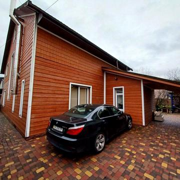 Будинок біля озера з 5 спальнями, підвалом та безперебійного живленням