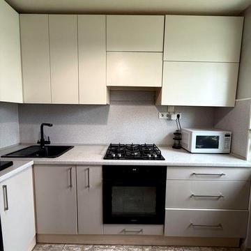 Продається двокімнатна квартира в Чорноморську. Центр.