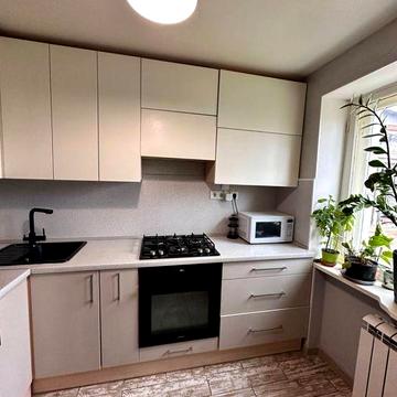 Продам 2к к-ру с ремонтом,в самом центре города,газ,теплый дом