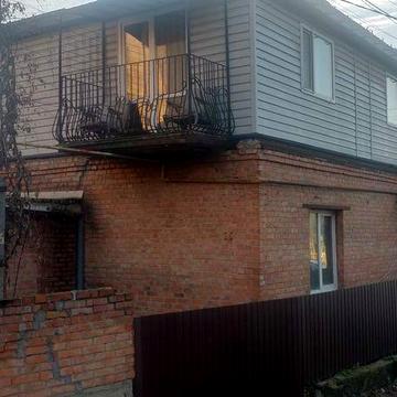 Продаж частина будинку із зручностями та гаражем, центр міста