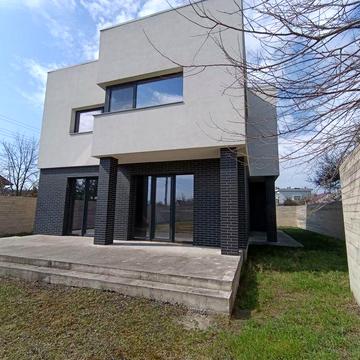 Сучасний будинок поруч з Києвом