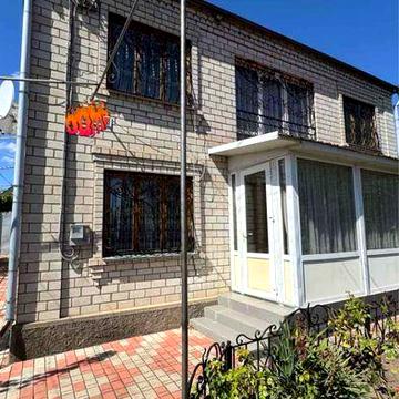 Двоповерховий будинок на Богополі