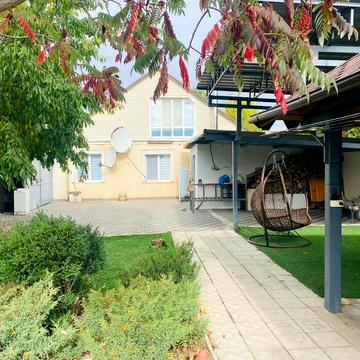 Здається будинок  біля лісу та річки, р-н Решкут