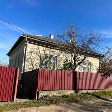 Будинок в селі Пониква