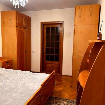 Здається окрема кімната для дівчини