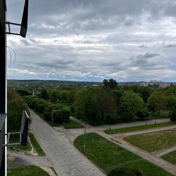 Двокімнатна видова квартира з балконом та виглядом на місто! Центр!