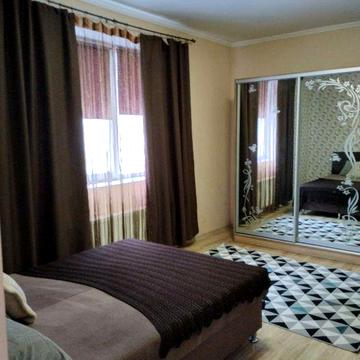 Здам трикімнатну квартиру в особняку.