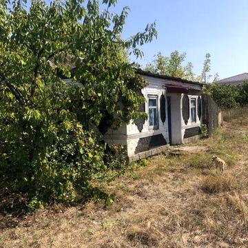 Продається теплий будинок в центрі селеща.