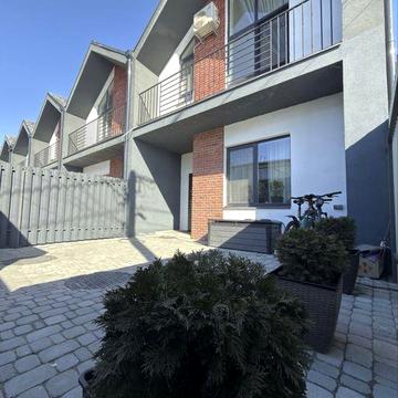 Таунхаус з дизайн.ремонтом з видом на озеро 80 кв.м Гостомель