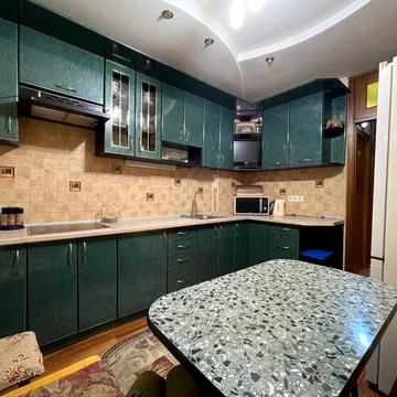 Макіївська вул., 10