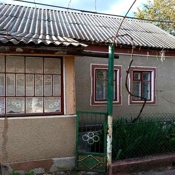 Гарний будинок біля школи. Буялик