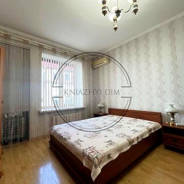 Дмитрівська вул., 46