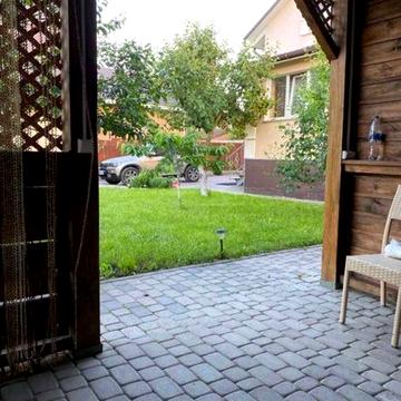 Продаж сучасного будинку з виглядом на озеро