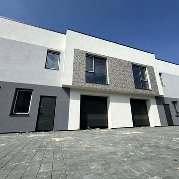 Продаж Таунхауса 140 м2 з гаражем, комунікаціями та закритими дворами!