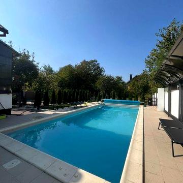 Будинок на Роші з басейном та повною енергонезалежністю