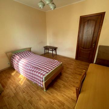 Анни Ахматової вул., 4