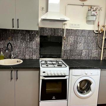 Здається трьохкімнатна поруч з центром міста.