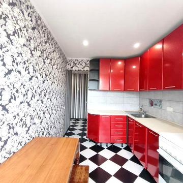 Центр. Трьох кімнатна в будинку в якому не виключають світло.