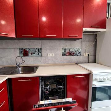 Центр. Трьох кімнатна в будинку в якому не виключають світло.