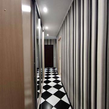 Центр. Трьох кімнатна в будинку в якому не виключають світло.