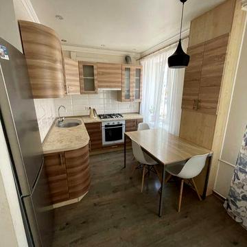 Аренда 2-х ком квартиры на Есенина (на против Фан парка)