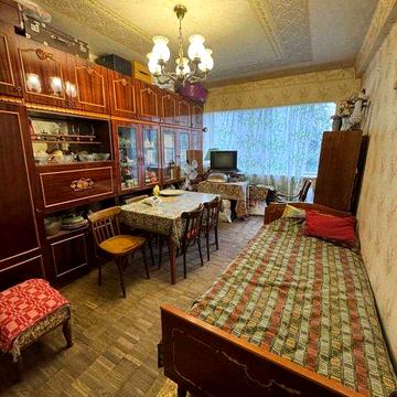 Повноцінна двокімнатна квартира з великим балконом, поруч з метро