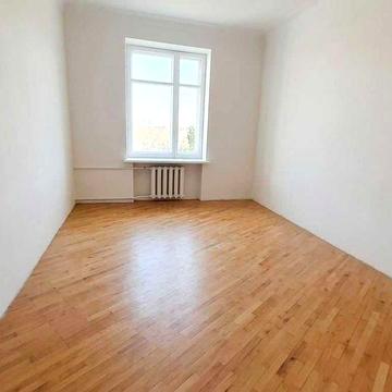 2-к квартира в центрі: 2 поверх + 2 підвали по 15 м²