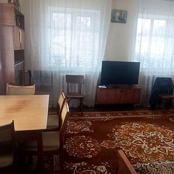 Здається окремий будинок з міськими комунікаціями.