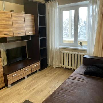 Мілютенка вул., 9